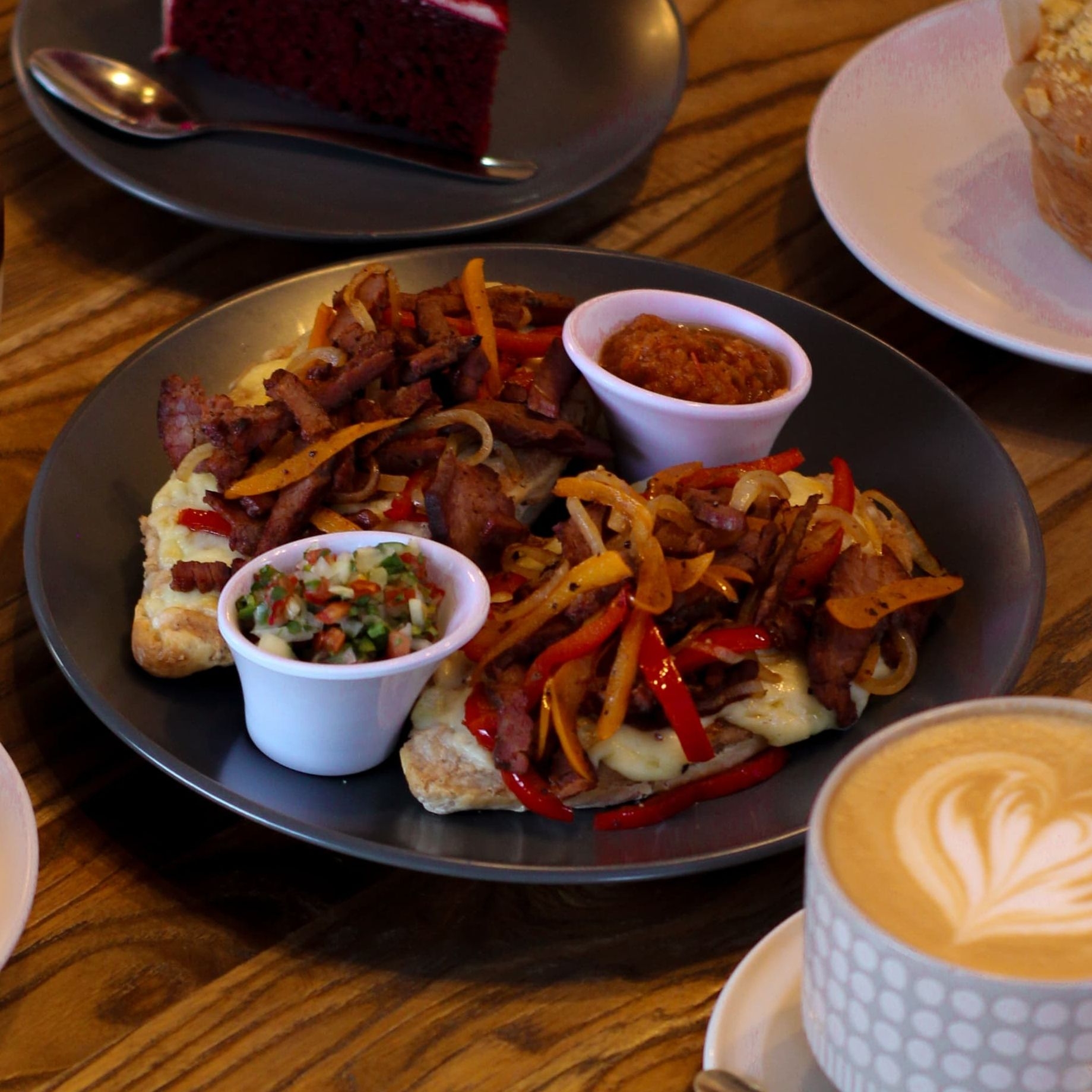 Molletes con Arrachera o Chorizo