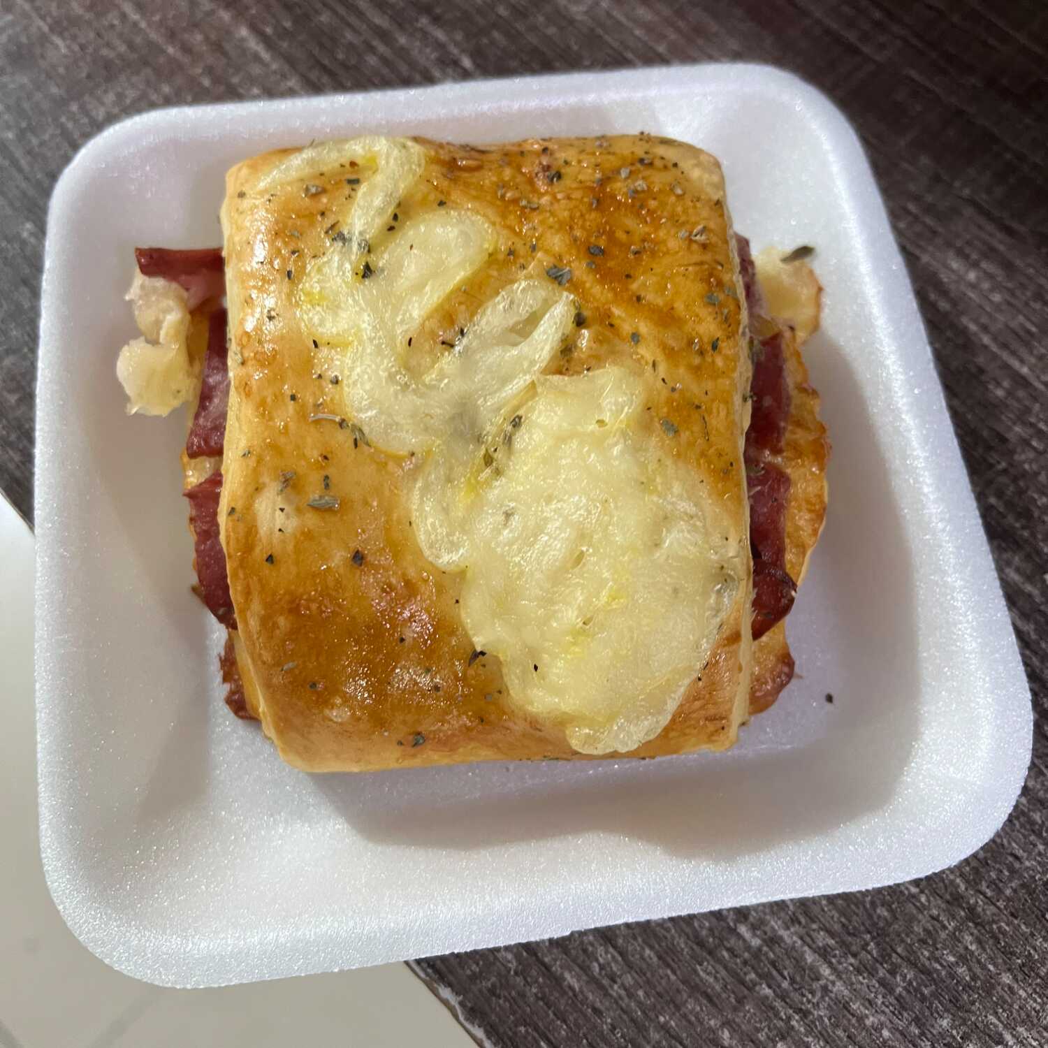 Saborosa combinação de massa assada com recheio de calabresa bem temperadinha. Um salgado cheio de sabor e ideal para acompanhar seu café ou matar aquela fome no meio do dia!