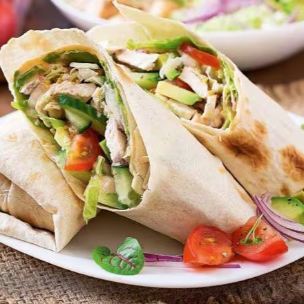 Tortilla de trigo fininha e levemente tostada, enrolada e recheada com delícias típicas Mexicanas. Montado com abobrinha, queijo prat, salsa Mexicana, guacamole e sour cream.