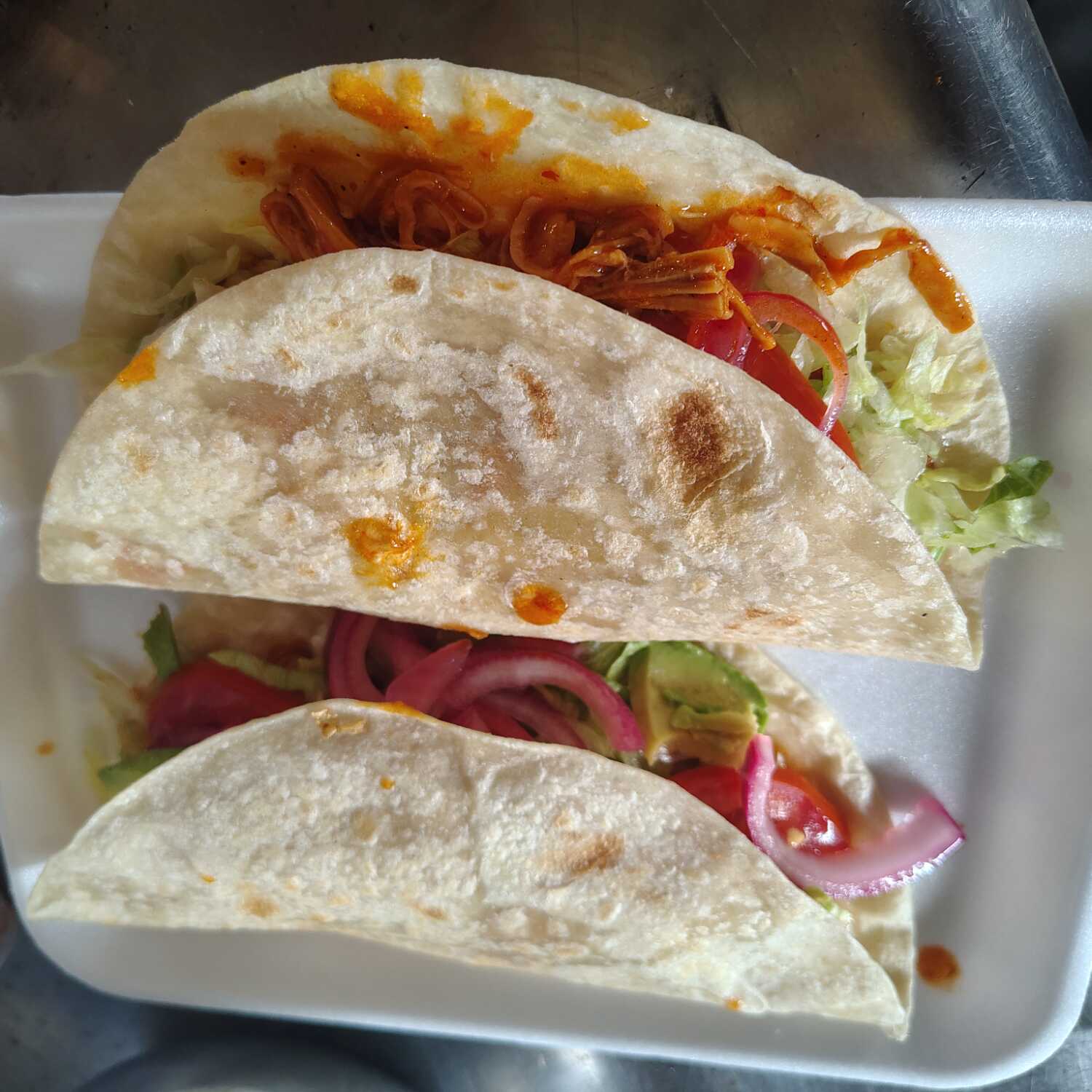 2 Quesadillas de Cochinita con agua