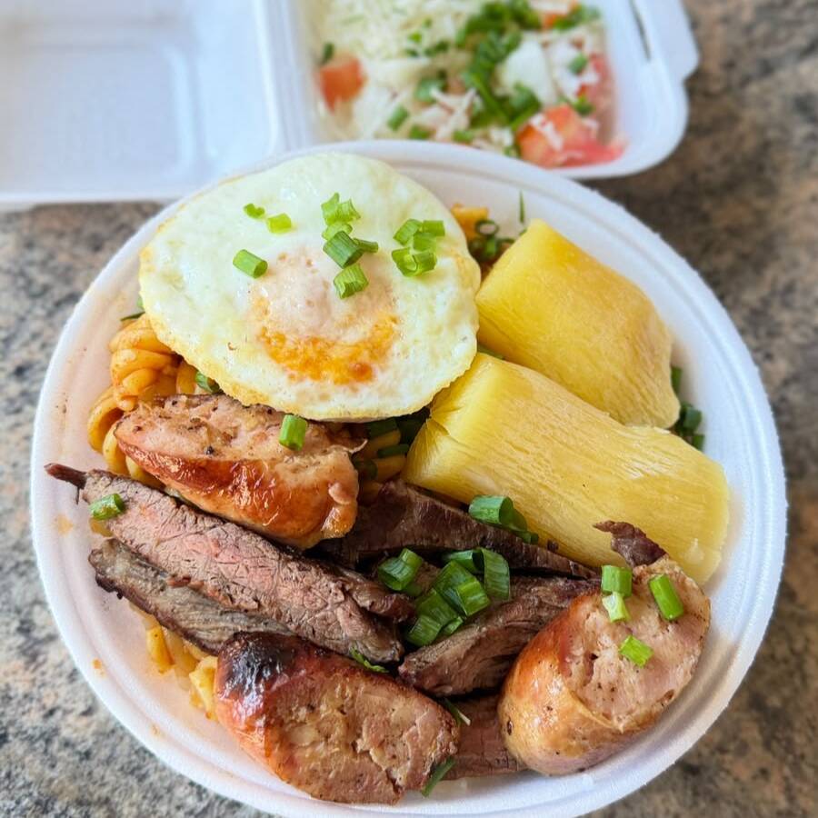 Marmitex completa e saborosa, arroz branquinho, feijão tropeiro temperinho caseiro, maionese de beterraba, macarrão ao molho da casa, ovo frito e Mix de churrasco com linguiça toscana de frango com bacon na brasa e saladinha separada fresquinha.