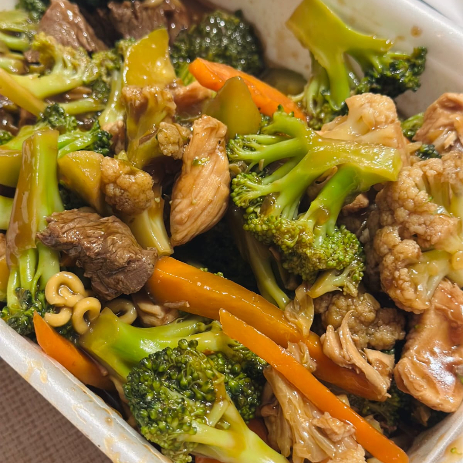 Apro.850gm legumes brócolis, couve-flor,cenoura, abobrinha proteína frango e mignon