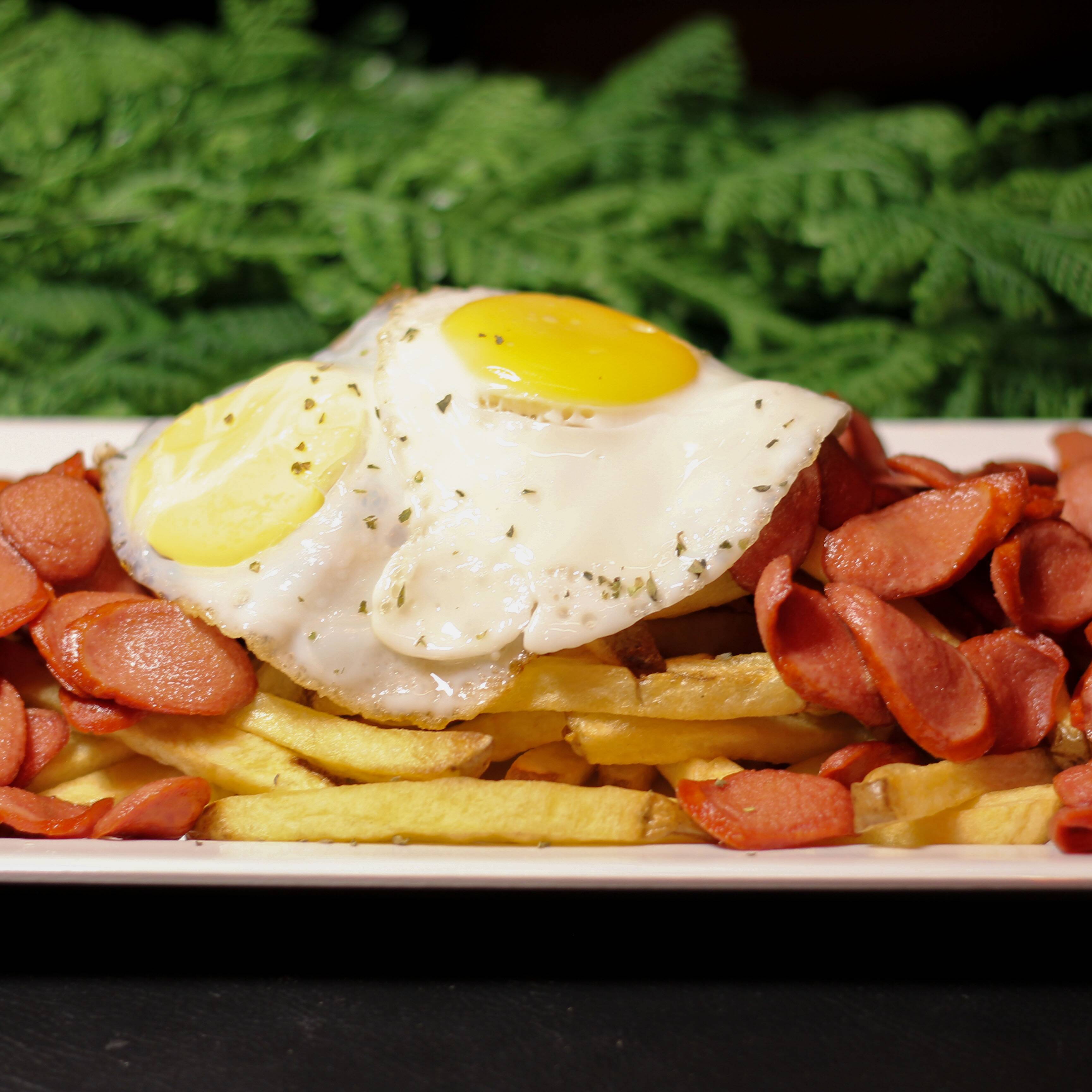 prato popular peruano de salchichas e batatas fritas e ovos fritos