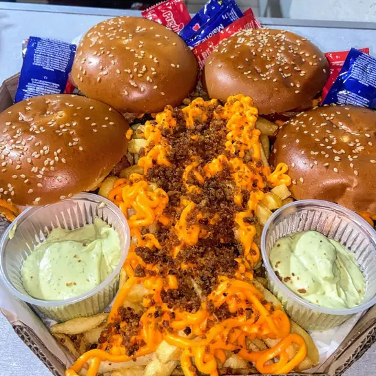 4 Hambúrgueres Cheddar Bacon Artesanais + Batata Cheddar Bacon cremosa e crocante. Perfeito pra quem ama muito Cheddar e Bacon!