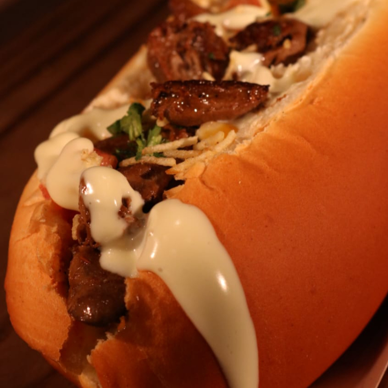 Pão, coração, molho de tomate, maionese, ketchup, mostarda, molho mil ilhas, tomate, milho, ervilha, salsa, queijo parmesão e batata palha.