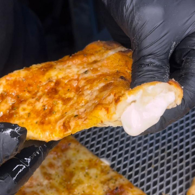 Massa com fermentação natural e artesanal, molho de tomate especial caseiro, queijo mussarela e orégano.