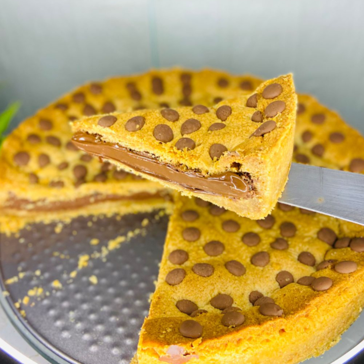 Uma Fatia de Torta cookie crocante por fora, recheada com bastante Nutella. Finalizado com gotas de chocolate ao leite.