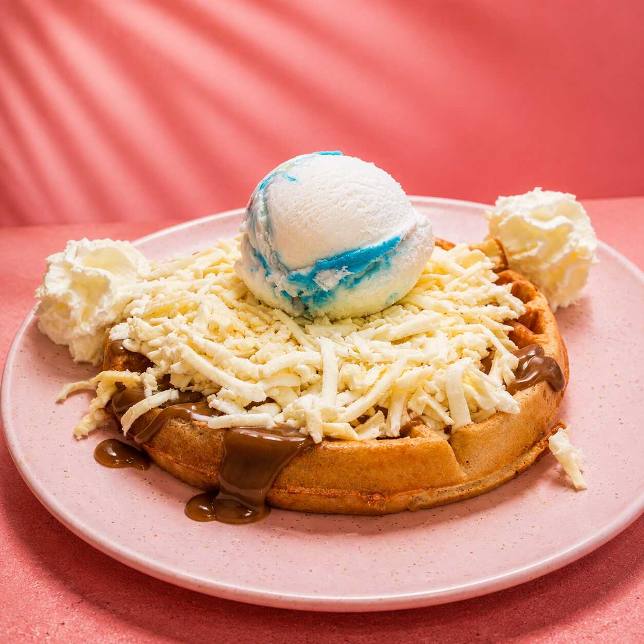 Waffle arequipe con queso