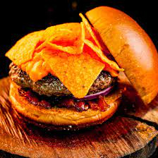 Pão brioche,cheddar,carne artesanal,doritos tomate e alface