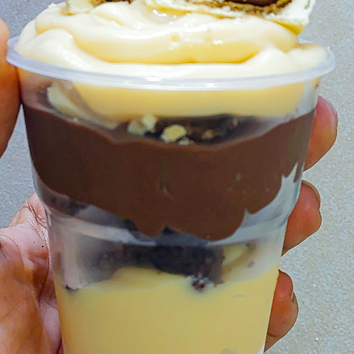 Copo de 200 ml recheado  com nosso mousse de leite ninho , creme de leite ninho , brownie , creme de chocolate , pedacos de bombom ouro branco e finalizado com creme de leite ninho e ouro branco