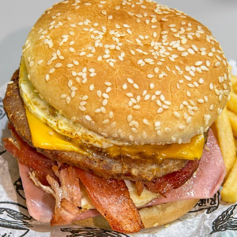 Pão, carne, queijo, presunto, ovo, bacon e calabresa.