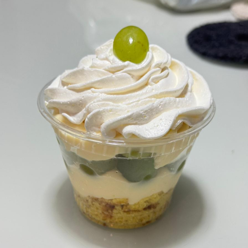 bolo, creme branco, uvas e ganache