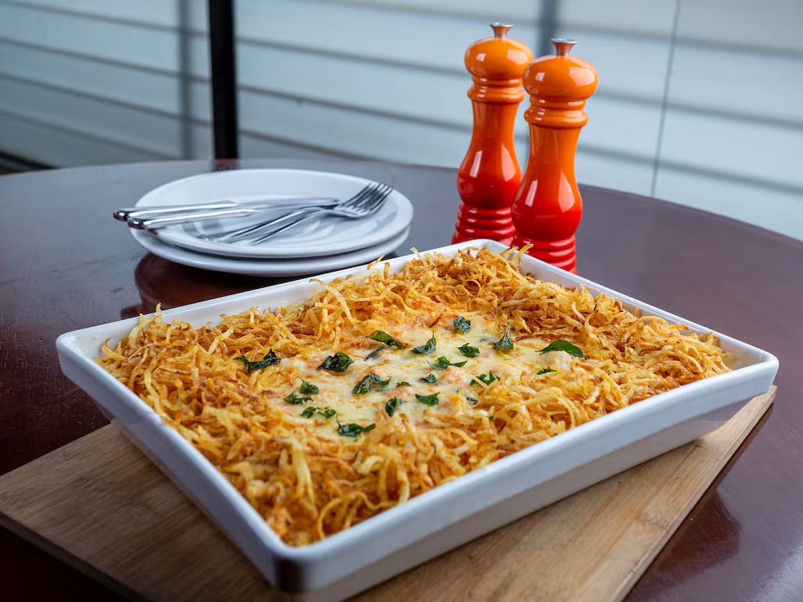 Camarões refogados com alho e cebola, servido sobre cremoso arroz com manjericão, envolvido com molho branco. Gratinado com queijo mussarela. Acompanha batata palha. tamanho do camarão no camarão mediterrâneo: 18g.