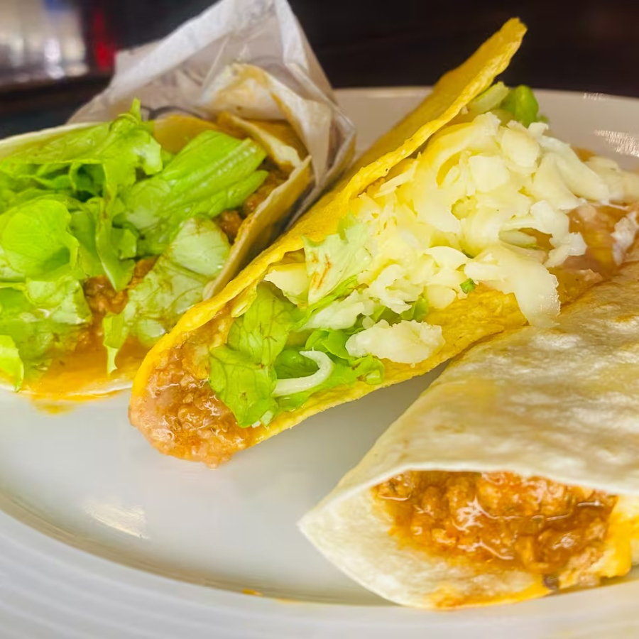 Deliciosos pratos mexicanos com tortilha de 18cm. 1 taco de carne moída 1 burrito de carne moída 1 quesadilha de carne moída Taco, quesadilla e burrito de carne moida.