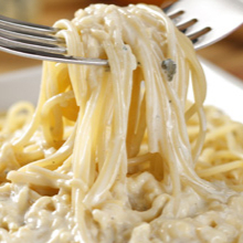 Massa al dente com uma harmoniosa mistura de quatro queijos de alta qualidade. Perfeito para quem aprecia a união de simplicidade e sofisticação numa massa bem preparada. Escolha sua massa preferida: Penne, Fettuccine ou Spaghetti. Acompanha sachê com Parmesão Ralado (15g). Tags: macarrão, massas, executivo, espaguete, penne, fettuccine, quatro queijos, comida italiana, massa perfeita, desconto, promoção, entrega rápida.