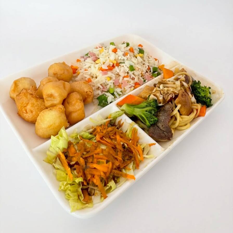 Acompanha: 1 rolinho primavera ou rolinho de queijo ou frango empanado + yakimeshi+ salada