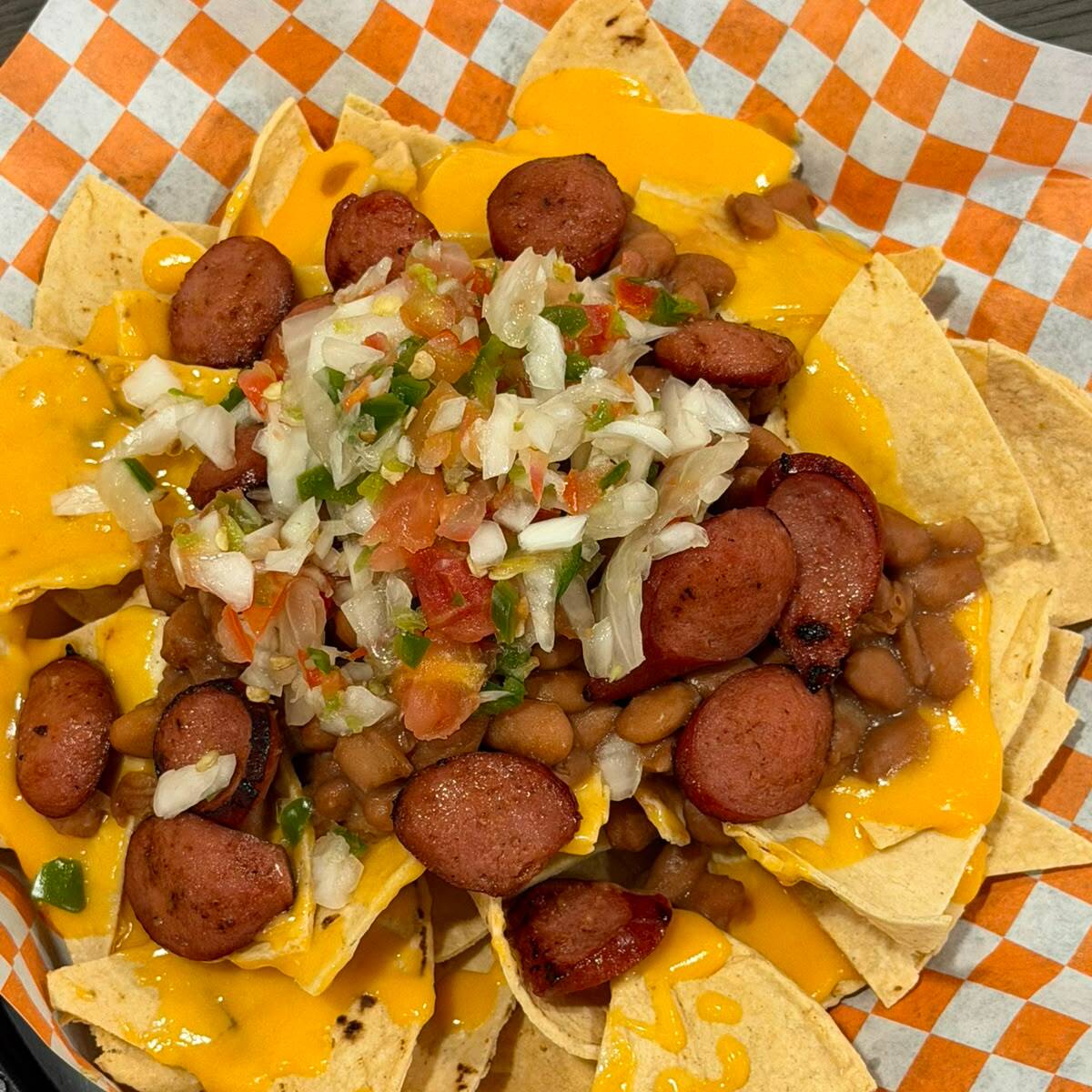Nachos con salchicha