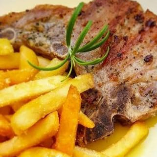 Chuleta Con Papas Fritas Y Arroz.