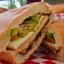 Torta GigantMilanesa Pollo-Quesillo-Piña-Chistorra