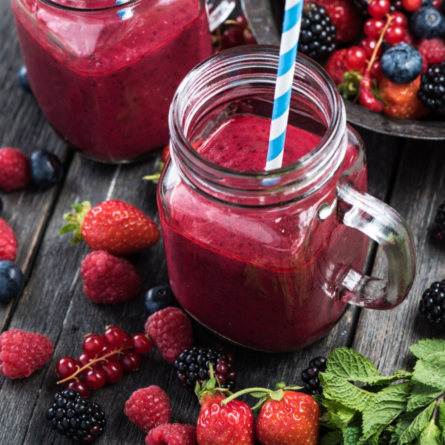 Açaí acompanhado de uma mistura de frutas tropicais, incluindo laranja e morango