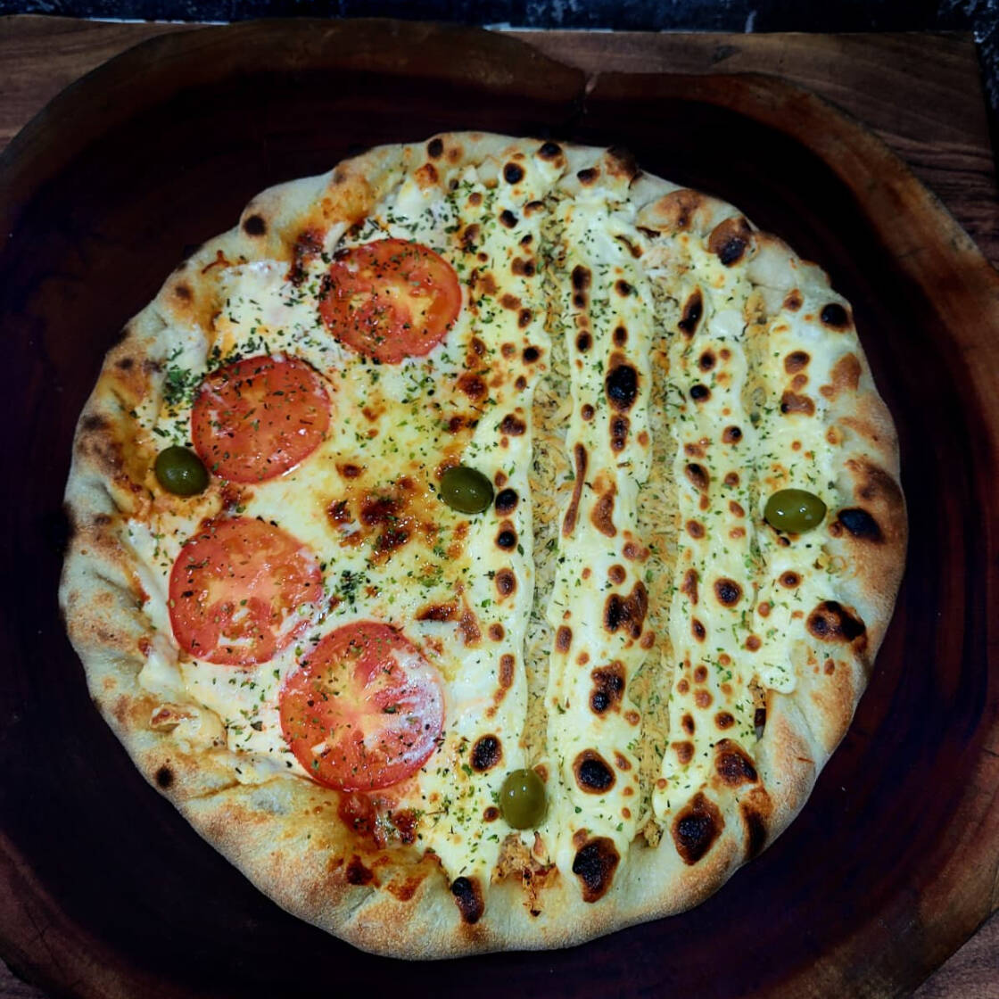 PIZZA GRANDE MEIA FRANGO C/CATUPIRY - MEIA MUSSARELA COM TOMATE