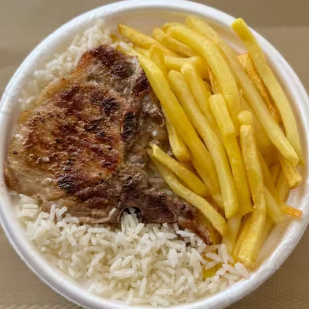 Marmita com deliciosa bisteca suína preparada com arroz branco, feijão e batatas fritas. Marmita indicada para 01 pessoa. Serve 1 pessoa (400g)