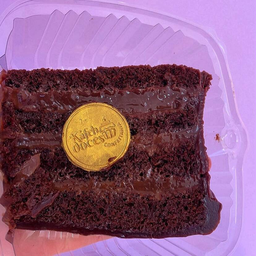 Massa com chocolate 70%cacau, super úmido, recheado com nosso briganache, acompanhado de calda de chocolate.