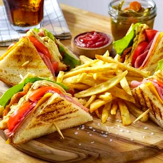 Club Sándwich con Papas a la Francesa