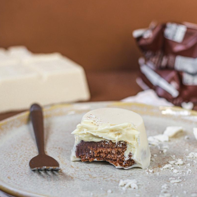 75g do sensacional brownie de chocolate com recheio de creme de leite ninho e coberto com uma fina camada de chocolate branco.