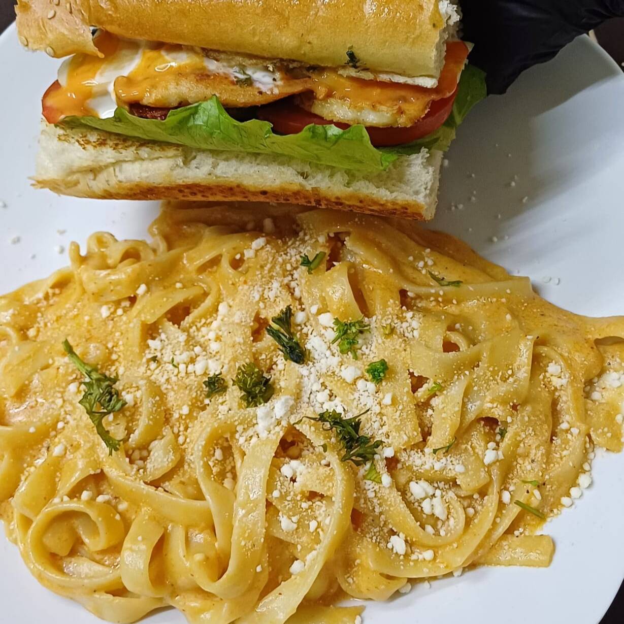 Panini Con Pasta Alfredo