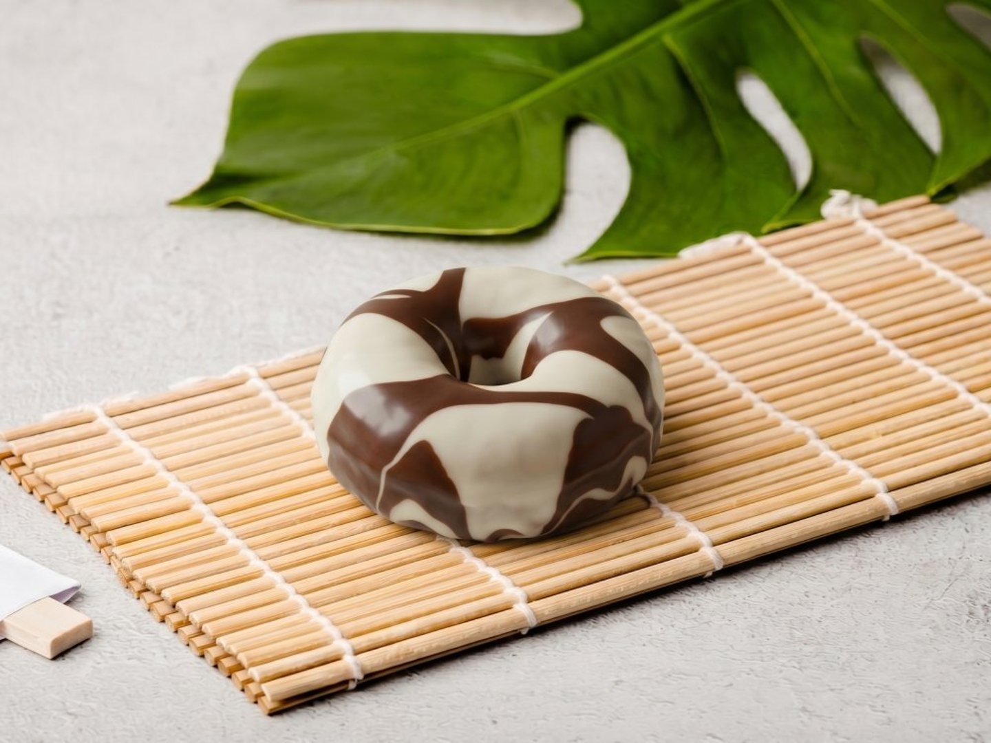 Dona Cubierta de Chocolate Blanco