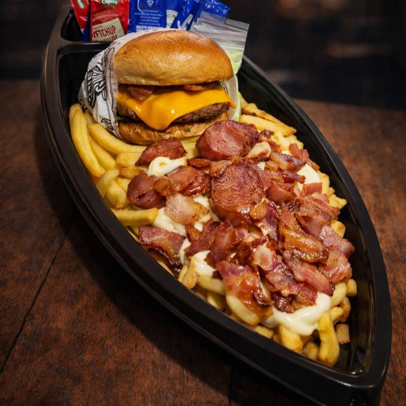 Acompanha 1 d'bacon, batata frita, calabresa, bacon e cheddar cremoso