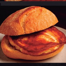 Pão Francês, queijo minas derretido com casquinha. Mordida obrigatória