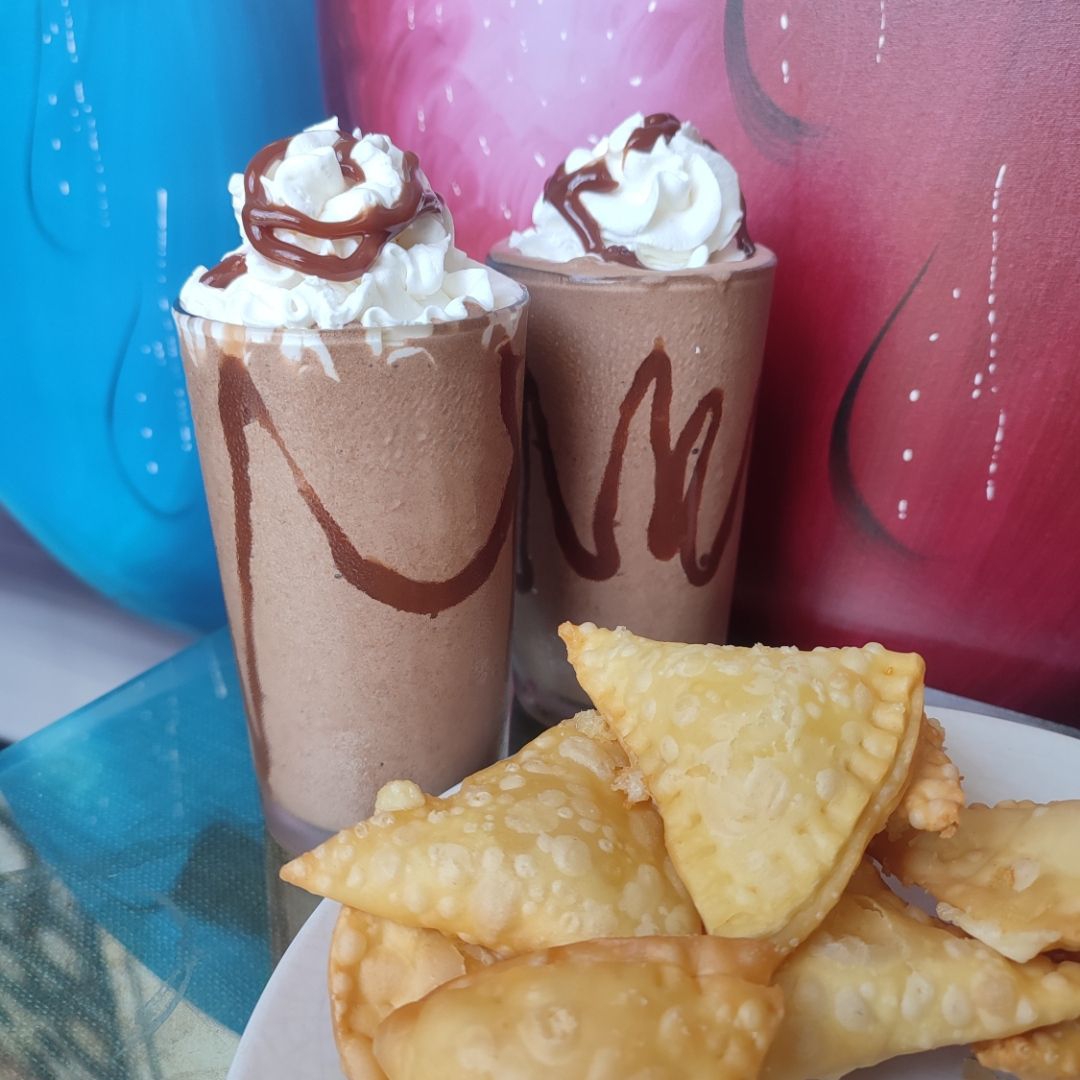 1 Malteada + 5 Empanaditas de queso.