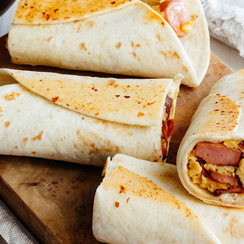 2 Mini Burritos de Salchicha C/queso + 1/2 de Agua