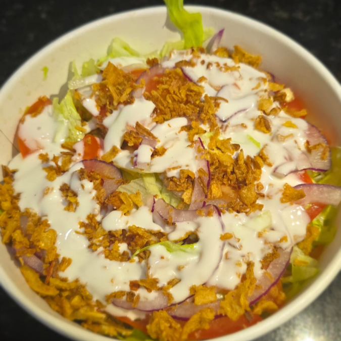 Alface americana, tomate, cebola roxa , 140g de frango desfiado , cebola crispy e um delicioso molho ceasar em um pote separado!!!