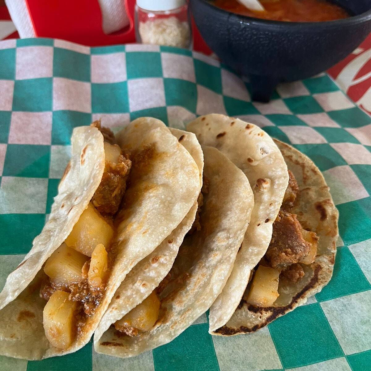 6 Tacos de Harina con Guiso a Elegir