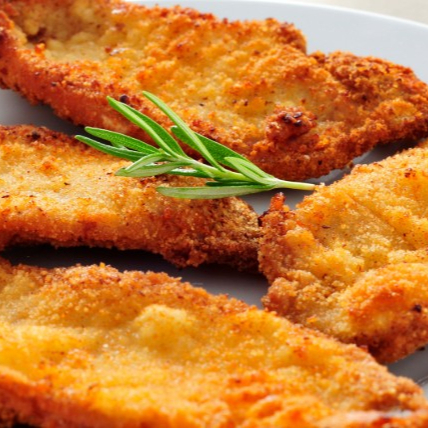 Marmita de Filé de Frango a Milanesa! Filé de frango a Milanesa com tempero caseiro e preparado no ponto certo, garantindo sabor, leveza e suculência em cada pedaço. Acompanha arroz, feijão e 2 complementos à sua escolha. Uma refeição equilibrada, deliciosa e feita com aquele toque especial de comida caseira!
