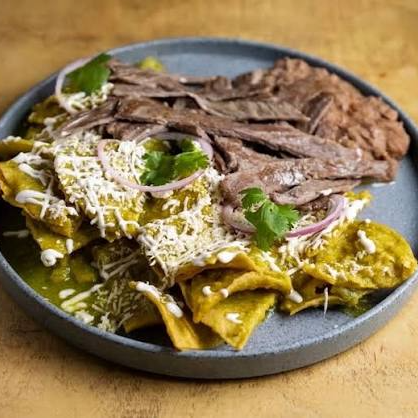 CHILAQUILES VERDES CON ARRACHERA