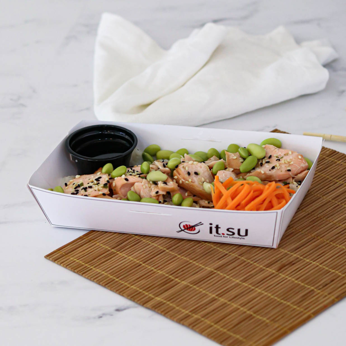 Caixa media tipo Bento 100g Salmao Grelhado com base de arroz de sushi temperado com furikake e servido com feijão verde, cenoura marinada e molho teriyaki per cima. 1 Pote de Teriyaki incluída