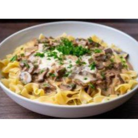 Talharim servido com cremoso molho de strogonoff de carne, preparado com pedaços macios, molho encorpado e sabor marcante. Um prato reconfortante e cheio de sabor.