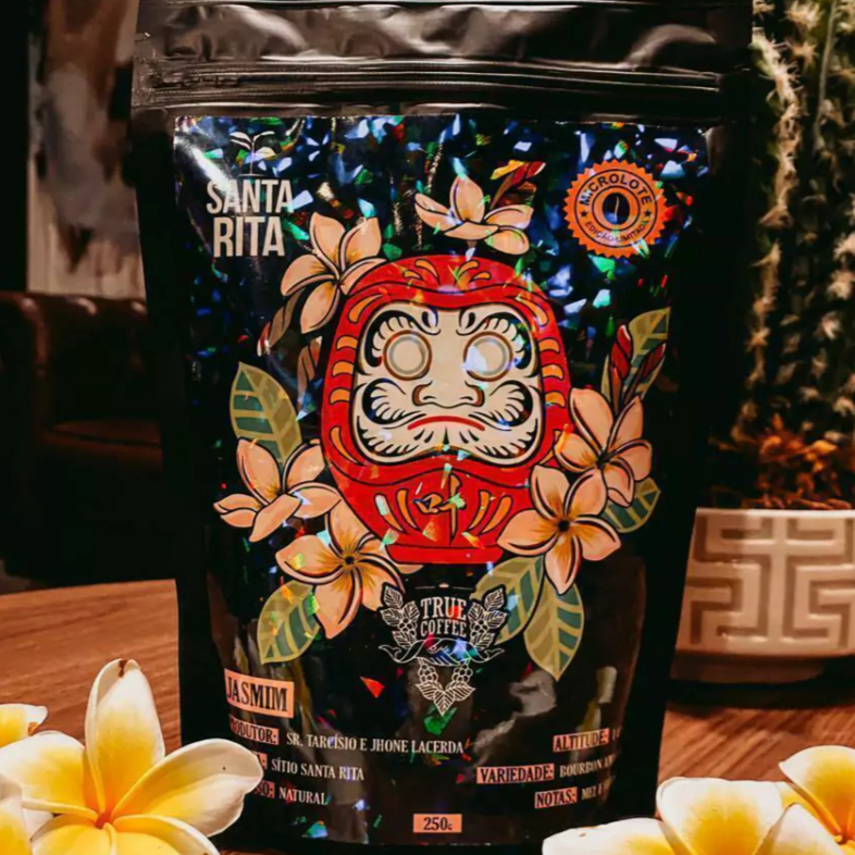 Produtora: Sr. Tarcísio e Jhone Lacerda Fazenda: Sítio Santa Rita Região: Caparaó Variedade: Bourbon Amarelo Processo: Natural Torra: Média Aroma: Floral Doçura: Alta Corpo: Aveludado Sabor: Mel, Jasmim e Cana de açúcar.