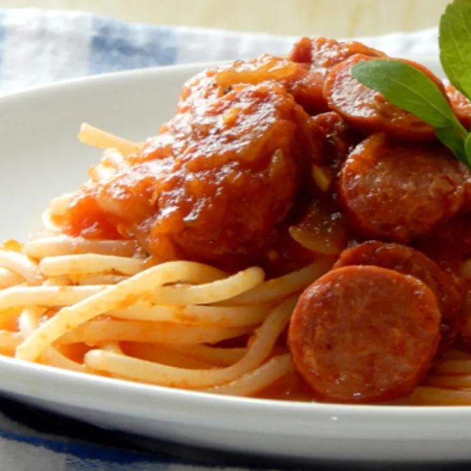 Spaghetti de semola com ovos, molho de tomate pomodoro natural, linguiça calabresa, cebola em rondelas, cebolinha picada.