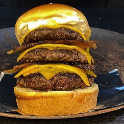 Pão de brioche, 3 burguer 120g, triplo cheddar fatiado, bacon crispy e molho grill...