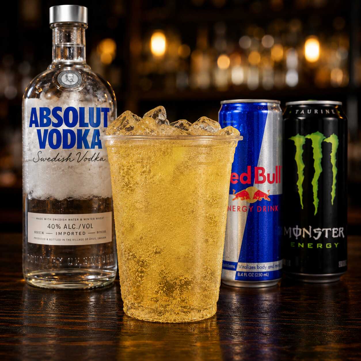 Copo de vodka Absolut com energético, servido bem gelada. Uma combinação refrescante, intensa e perfeita para curtir a noite.
