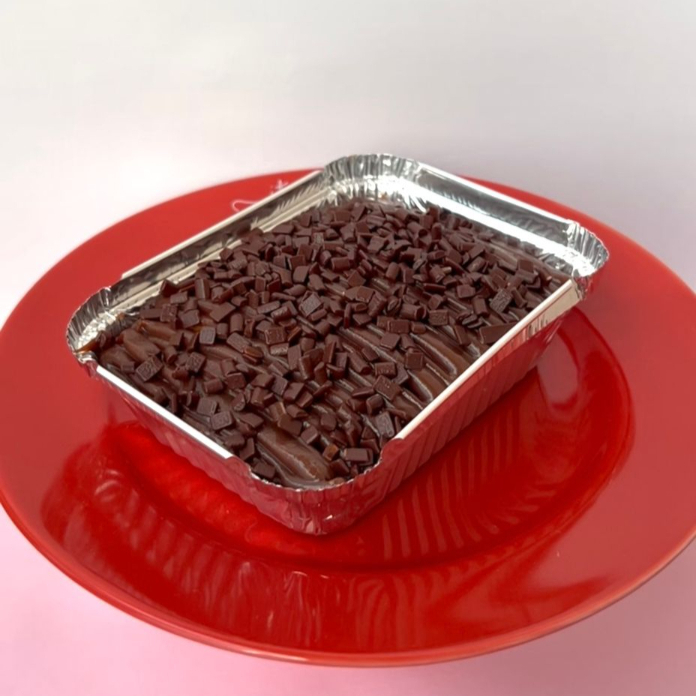 Massa de chocolate úmida e fofinha com brigadeiro de chocolate nobre finalizado com granulado de chocolate ao leite.