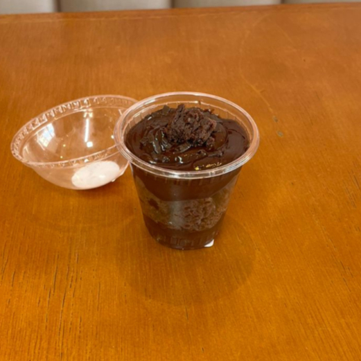 Copo de chocolate com pedaços de brownie.