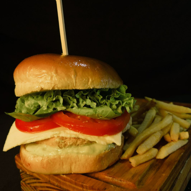 BURGER DE GRÃO DE BICO COM QUINOA + MUÇARELA + MOLHO COLESLAW + TOMATE + ALFACE E RÚCULA