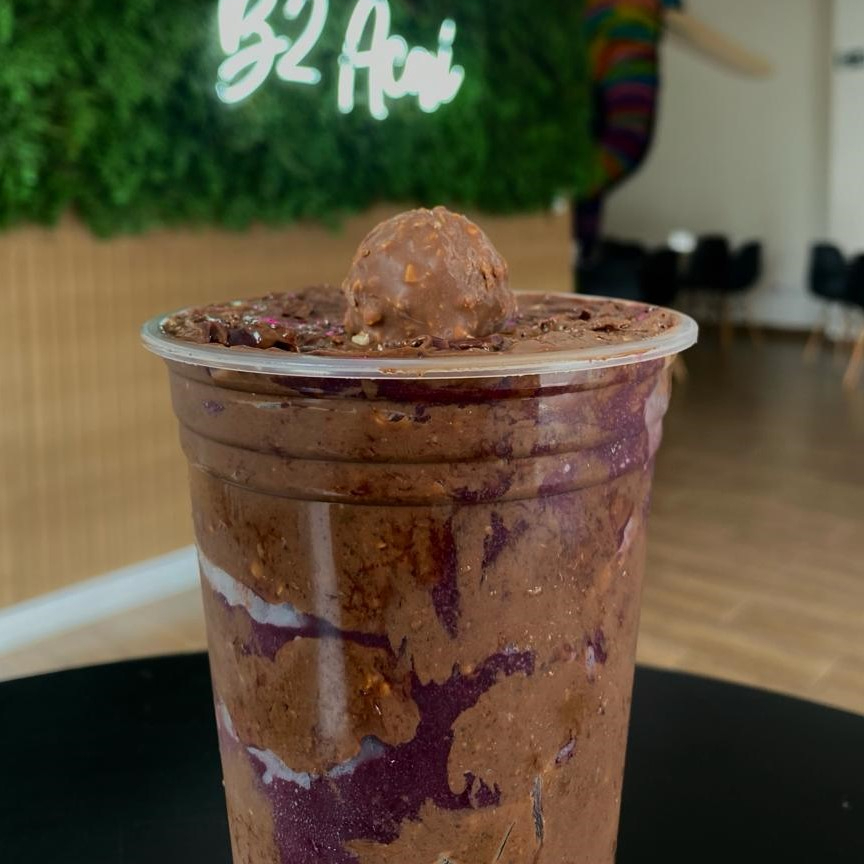 Açaí com Creme de chocolate ao leite com pedacinhos de avelã e finalizado com o Original bombom Ferrero Rocher