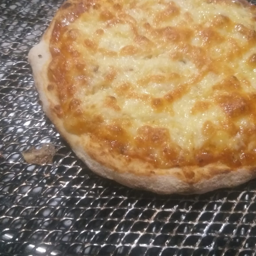 Massa napolitana de longa fermentação, molho de tomate artesanal, muçarela, frango desfiado, orégano e queijo catupiry